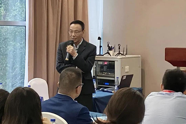 图6-AG真人国际(中国)官方官网药代动力学及生物分析部副总裁万宏博士主持Panel讨论会.png 图6-AG真人国际(中国)官方官网药代动力学及生物分析部副总裁万宏博士主持Panel讨论会.png