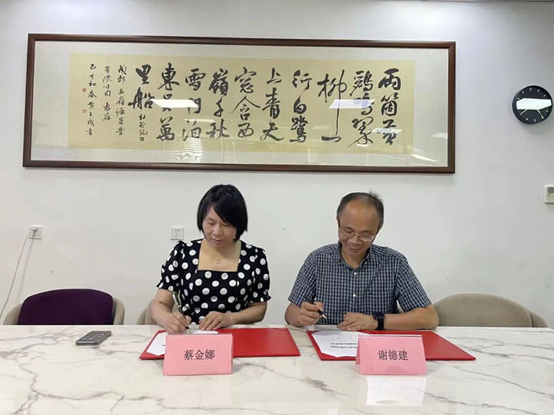 AG真人国际(中国)官方官网与西岭源药业正式签订战略合作协议.jpg AG真人国际(中国)官方官网与西岭源药业正式签订战略合作协议.jpg